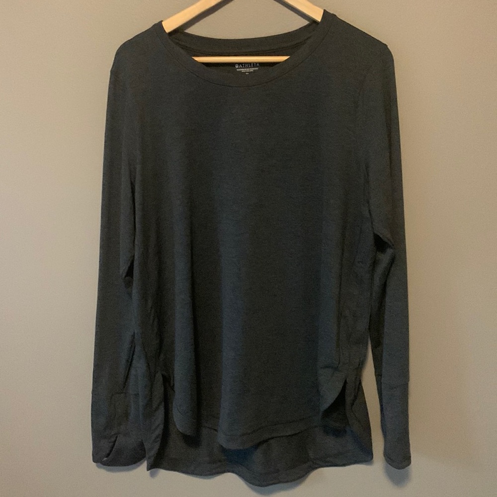 Athleta gray long-sleeve athletic top with thumb holes. Size XL/ extra large